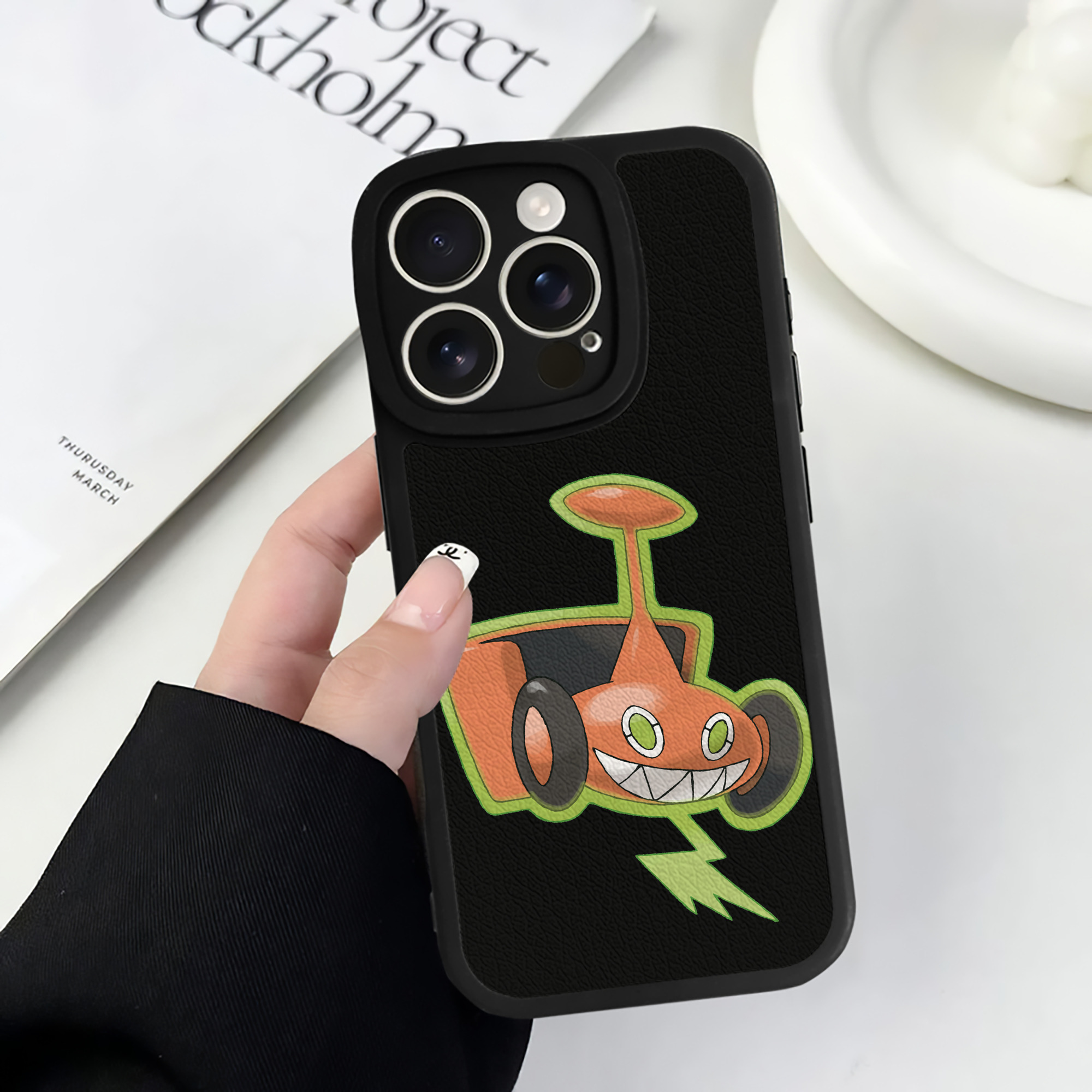 （画像用） ポケットモンスター Pokémon 【iPhone 16シリーズ対応】シリコンスマホケース（レザー調） 材質：シリコン